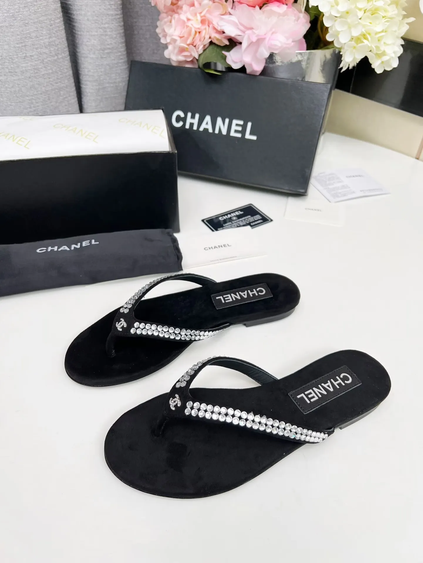 💕💕Factory direct selling price p440💕💕 Chanel new spring and summer genuine leather outsole flip-flops✅ I was really moved by this shoe when I first saw it💓 I liked it at first sight [surprised], 😊 and it has Chanel’s classic element diamond logo💎 Fabric: double-sided velvet Lining: cow lining Color: black Size: 35-41 (41 can be customized and non-returnable) Outsole: Made of genuine leather outsole Packaging: with card and cloth bag